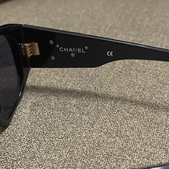 CHANEL Quilted black sunglasses - Picture 4 of 8